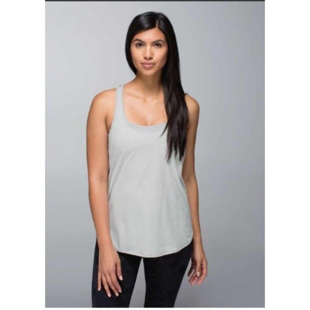 Lululemon Size 4 Silver Heathered Loose Fit Odor Sweat Wicking Yoga Tank